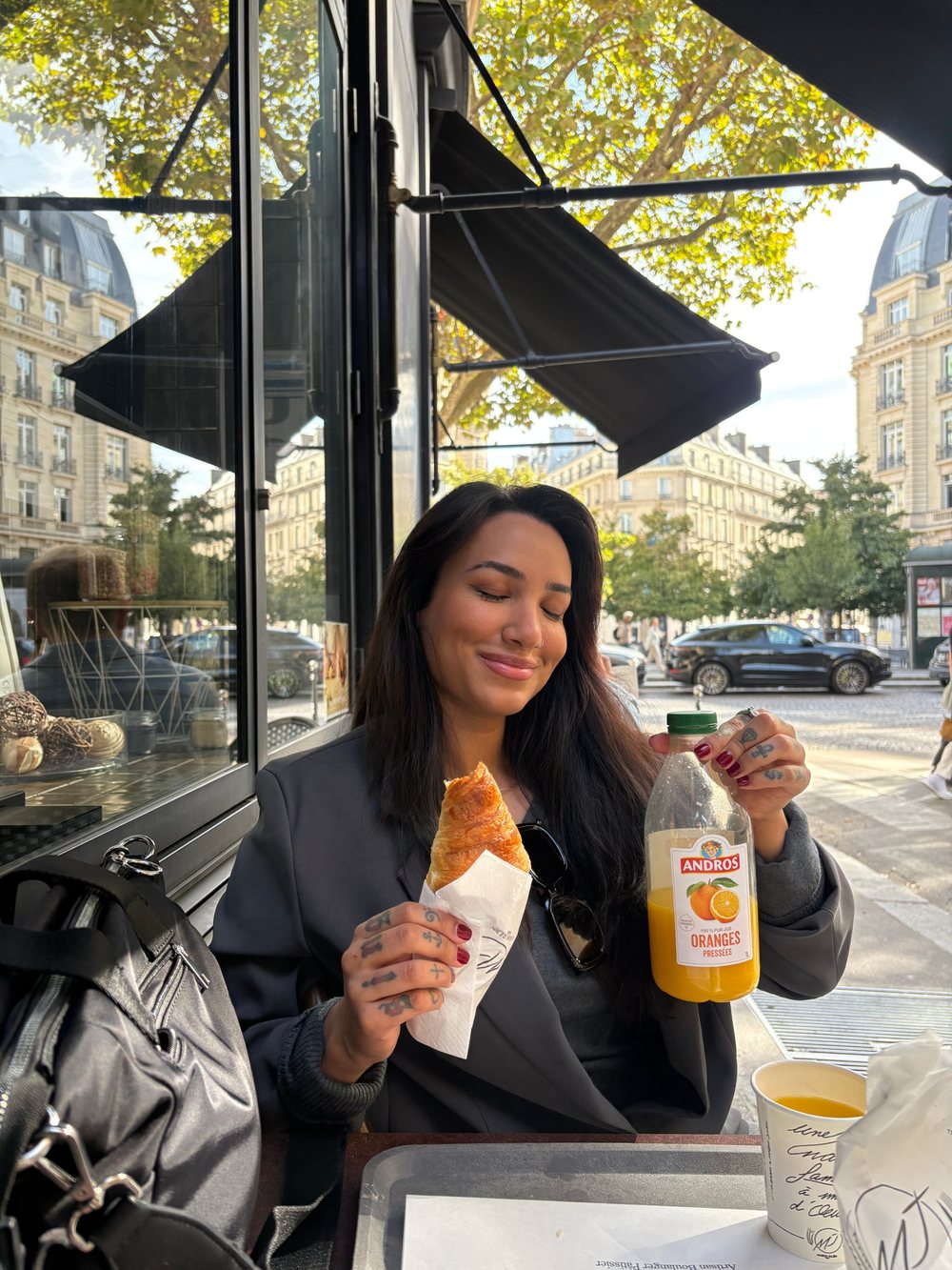 Gaba sorrindo em um café em Paris